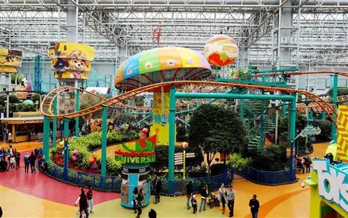Крытый парк развлечений Nickelodeon Universe в центре торгового центра Mall of America в Блумингтоне, Миннесота. Крытый парк развлечений Nickelodeon Universe в центре торгового центра Mall of America в Блумингтоне, Миннесота.
