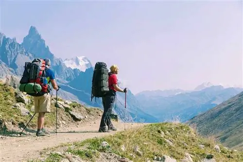 Tour du Mont Blanc - это уникальный маршрут протяженностью около 200 км вокруг Монблана, который можно пройти за 7-10 дней и пройти через Италию, Швейцарию и Францию. Tour du Mont Blanc - это уникальный маршрут протяженностью около 200 км вокруг Монблана, который можно пройти за 7-10 дней и пройти через Италию, Швейцарию и Францию.