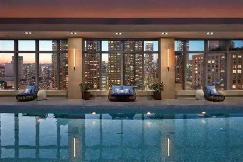 Спа-бассейн Mandarin Oriental New York в сумерках Спа-бассейн Mandarin Oriental New York в сумерках