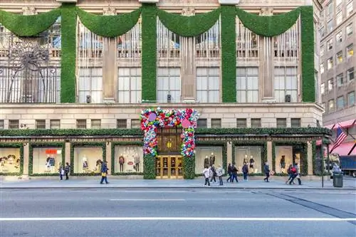 Роскошный универмаг Saks Fifth Avenue, Нью-Йорк. Роскошный универмаг Saks Fifth Avenue, Нью-Йорк.