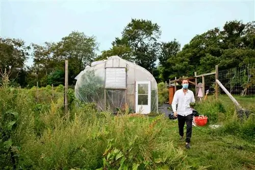 Сбор овощей в саду дома Шоу Суги Бан