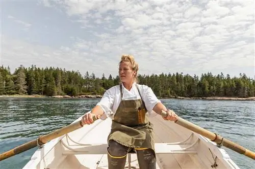 Шеф-повар Девин Финиган в лодке добывает ингредиенты для своего ресторана Aragosta.