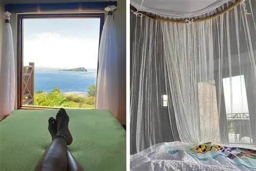 Слева: ноги на кровати в гостиничном номере с видом на океан; Справа: балдахин над кроватью в гостиничном номере
