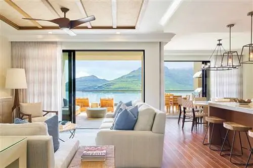 Интерьер гостиной и кухни в Timbers Kauai at Hokuala
