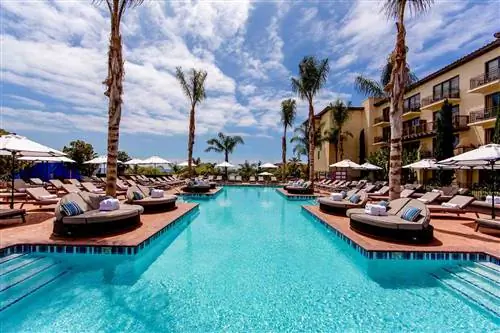 Бассейн и шезлонги в Terranea