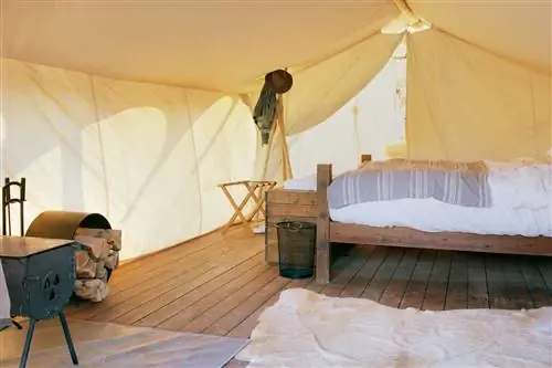 Интерьер палатки в Under Canvas Zion