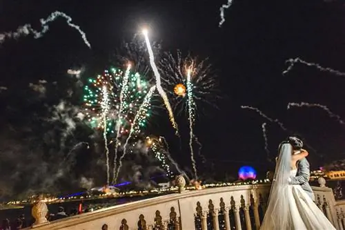 Гетеросексуальная пара в день свадьбы в Disney World с фейерверком