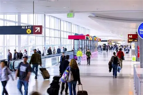 Пассажиры в зале ожидания A в аэропорту Sea-Tac Пассажиры в зале ожидания A в аэропорту Sea-Tac