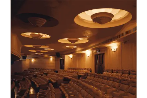 Задние места для оркестра в Большом зале кинотеатра Le Grand Rex в Париже, Франция.