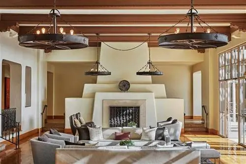 Вестибюль отеля Four Seasons Resort Scottsdale at Troon North. Вестибюль отеля Four Seasons Resort Scottsdale at Troon North.