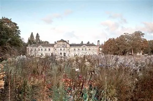 Вид на Грантли-холл с осенними цветами на переднем плане.