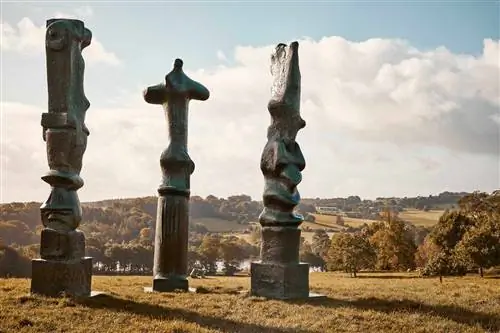 Три скульптуры художника Генри Мура в парке скульптур Йоркшира.