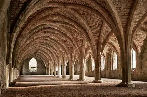 Сводчатые внутренние руины аббатства Фонтанов в Йорке, Англия.