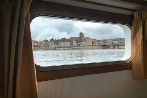 Глядя из окна роскошной круизной баржи на маленький французский городок