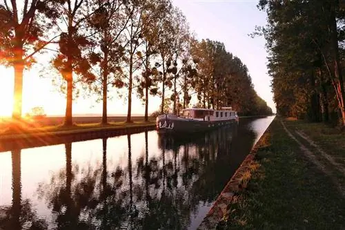 Насладитесь вином, замками и французской деревней в круизе по каналам Бургундии