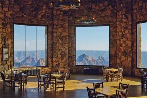 Вид на Гранд-Каньон из столовой отеля Grand Canyon Lodge.