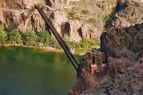 Висячий мост Кайбаб через реку Колорадо в национальном парке Гранд-Каньон.