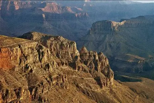 Вид на закат на повороты ниже мыса Скелет, вид с тропы Южный Кайбаб в национальном парке Гранд-Каньон.