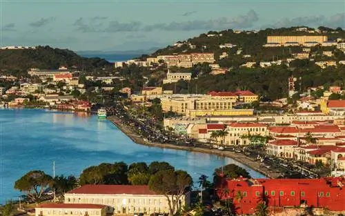 Виргинские острова США, Сент-Томас, Шарлотта-Амалия, вид на город с возвышенности, Кингс-Уорф и Законодательное здание, рассвет