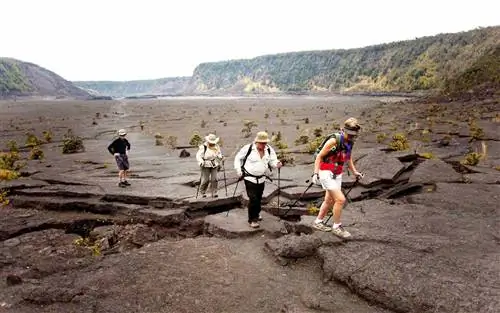 Туристы на тропе Килауэа Ики, Гавайи