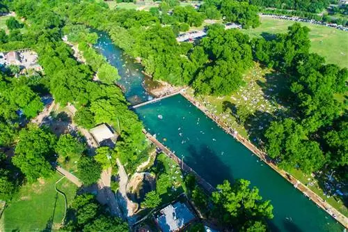 Вид с дрона с воздуха на бассейн Бартон-Спрингс