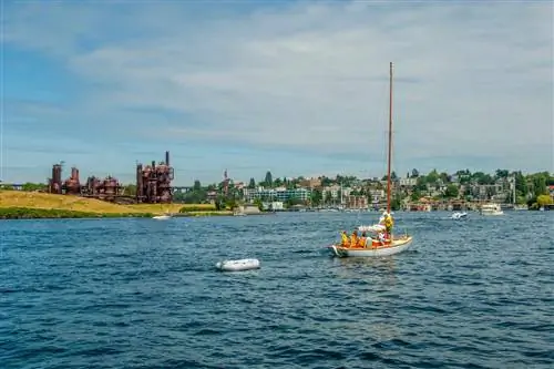 Вид на парк газовых заводов с озера Юнион в Сиэтле