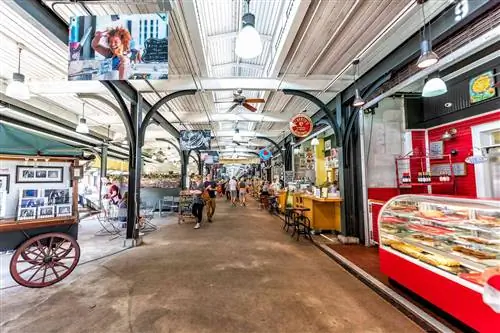 Французский квартал старого города, еда на открытом воздухе и вход на блошиный рынок внутри знаменитого города Луизианы во время дневных покупок