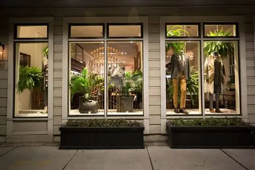 Витрина магазина Билли Рида ночью в Новом Орлеане