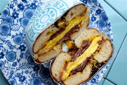 Сэндвич с беконом, яйцом и сыром из Call Your Mother Deli