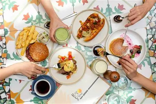 Подслушанный вид на западные блюда для позднего завтрака, такие как блины и гамбургеры, в ресторане в Малайзии.