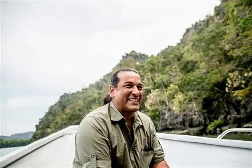 Местный натуралист Датаи Лангкави Иршад Мобарак во время прогулки на лодке.