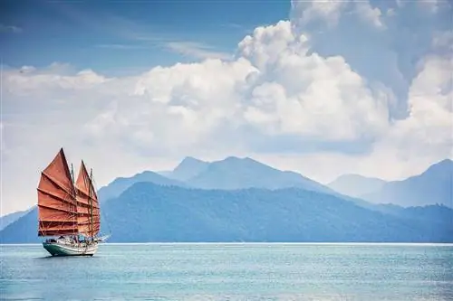 Нага Пеланги, традиционная деревянная шхуна, недалеко от курорта Датаи Лангкави.