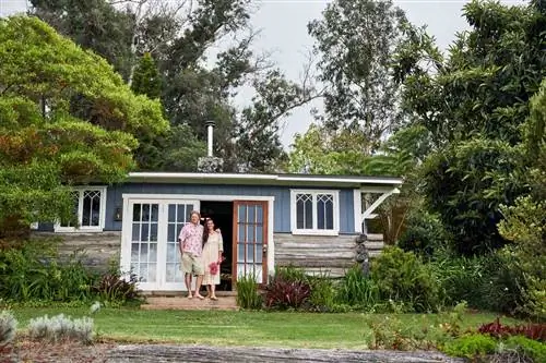 Коттедж Малу Ману на Мауи, перед которым стоят улыбающиеся владельцы