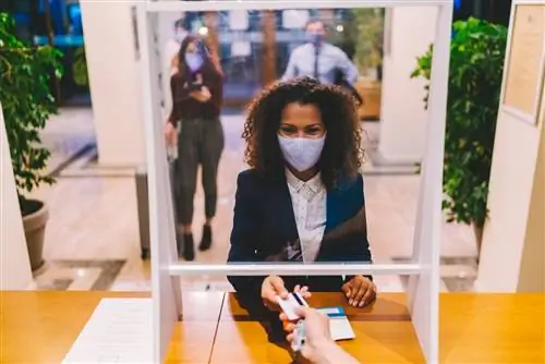 Регистрация в отеле во время пандемии COVID-19