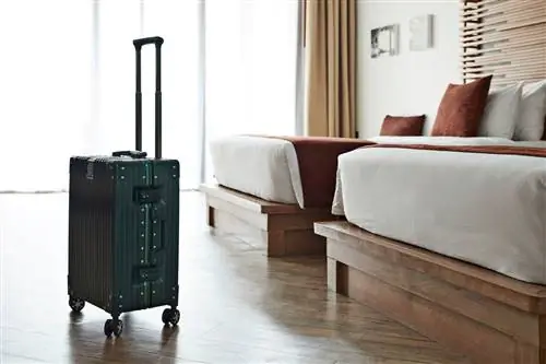 Чемодан у кровати в гостиничном номере на туристическом курорте