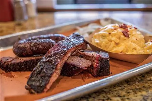 Deep Ellum - Поднос для барбекю Pecan Lodge с ребрышками, макаронами и сыром