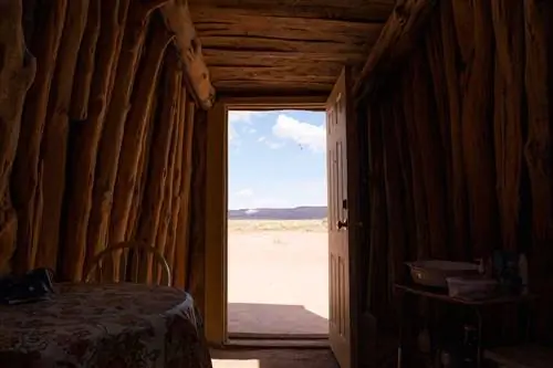 Земляной дом навахо в Кэмероне, Аризона