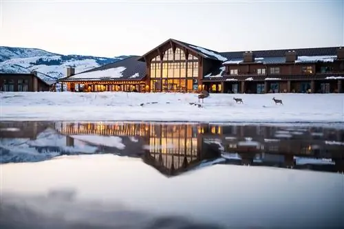 Внешний вид Sage Lodge в зимнем пейзаже