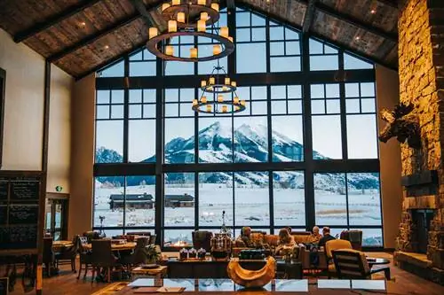 Интерьер Sage Lodge в Йеллоустоне с прекрасным видом на снежную гору