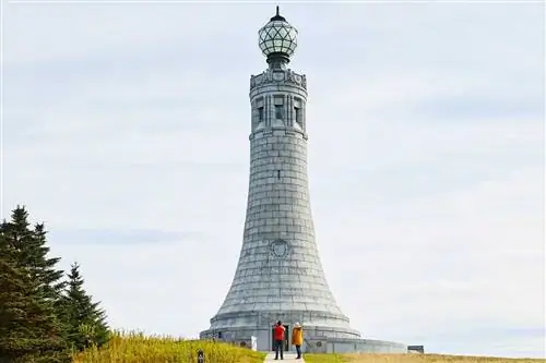 Сцены из Беркшира: двое фотографируются перед Мемориалом ветеранов войны на горе Грейлок.