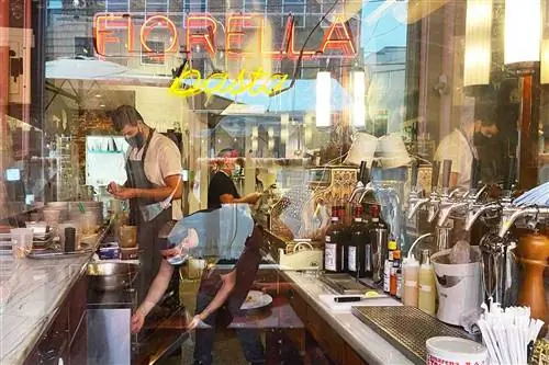 Загляните через окно в оживленный ресторан пасты в Филадельфии.