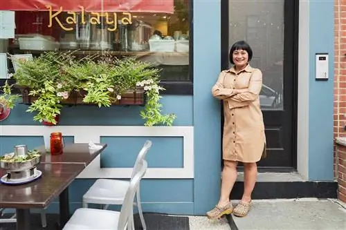 Владелица тайского ресторана Нок Сунтаранон у голубых стен своего ресторана «Малайя».