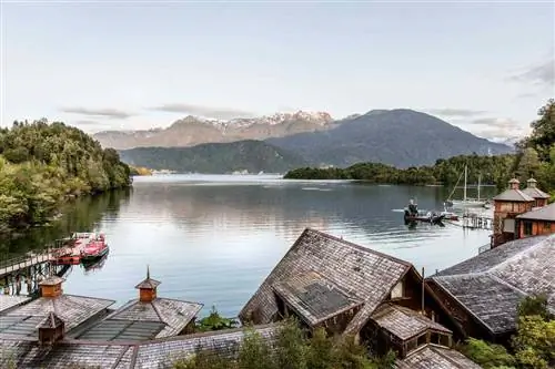 Вид на лодж Puyuhuapi на озере в Чили.