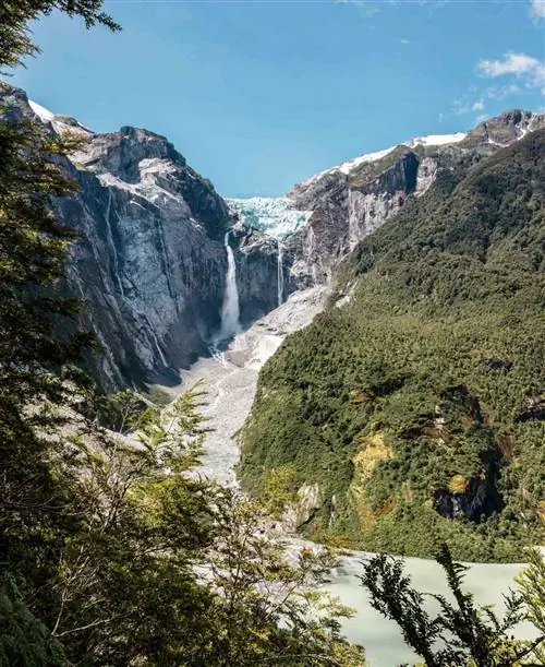 Висячий ледник в национальном парке Келат, Чили.