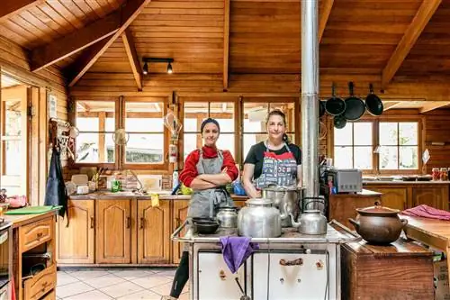 Две женщины на кухне эко-лоджа Mallin Colorado в Чили.