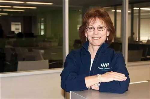 Портрет Элли Холландер, президента и генерального директора Meals on Wheels America.