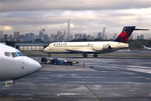 Самолет Delta в аэропорту Ла-Гуардия