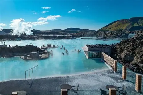 Курорт с геотермальными горячими источниками Blue Lagoon. люди в бассейне с баром в Гриндавике, Исландия.
