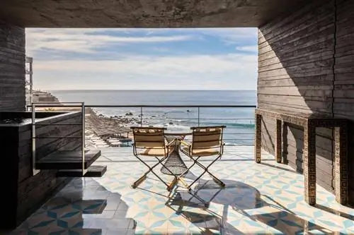 стулья на открытой террасе с частным бассейном и видом на океан