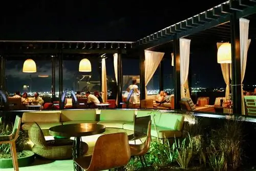 Бар на крыше с шезлонгами в The Cape